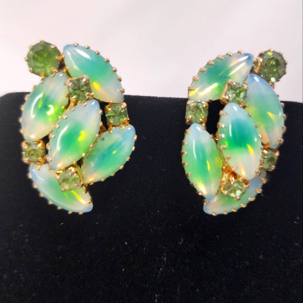 Vintage Juliana Multi-Green and Gold Brooch and Earrings Set - Picture 4 of 14
